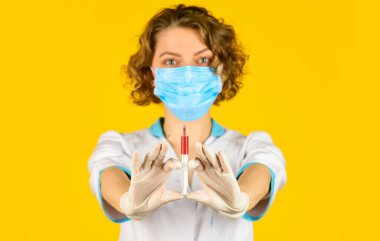 İğneli tıbbi plastik aşı ekipmanı. Hemşire ya da doktor. Sıvı uyuşturucu ya da uyuşturucu. Hastanede sağlık hizmeti. Doktor şırıngayı dolduruyor. Aşı kavramı. Coronavirüsü durdurun.