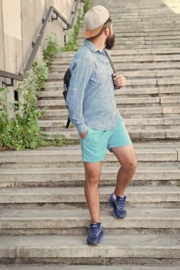 Gezgin turnede. Bütçe seyahati ipuçları. Adam şehri keşfediyor. Merdivenlerdeki turistler etrafı gezer. Bütçeyle tatil planı yap. Kendiliğinden seyahat etmek harikadır. Yavaş seyahatin birçok faydası vardır.