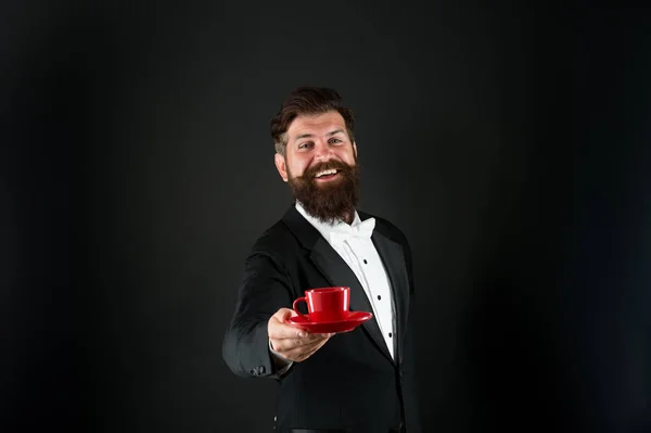 Únete a mi pasión por la taza de placer. El camarero feliz ofrece bebida caliente. El barbudo da una taza de café. Consigue momento de placer. Placer del café dentro y fuera de la taza. Puro placer. —  Fotos de Stock
