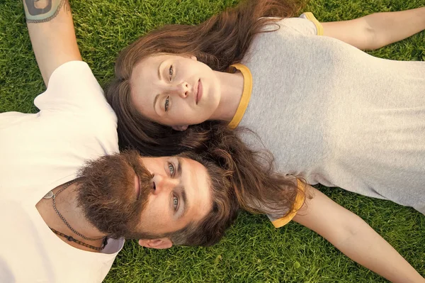 Hora da Primavera. Juventude e liberdade. Casal apaixonado relaxante leigo prado. Frescura e paz. Hipster barbudo homem e menina feliz despreocupado desfrutar de primavera natureza vista superior. Relaxe na grama da primavera. Sinta-se à vontade — Fotografia de Stock