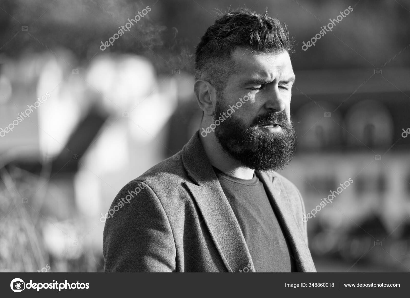 Un homme observant le coucher du Guy barbe longue élégante