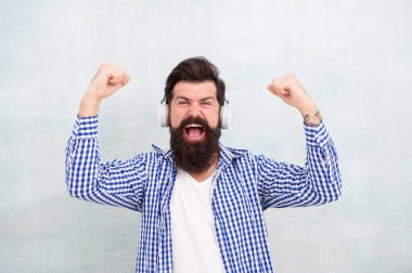 Hippi adam kulaklık takıyor. Ses kalitesinden esinlenilmiştir. Dışarıda çalma listesini dinle. Kablosuz kulaklıkla müzik dinliyor. Mutlu sakallı adam. Başarılı bir adam en sevdiği şarkıyı sever. Müzik benim hayatım.
