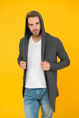 Sıradan bir iş için. Sıradan tarzda yakışıklı bir adam. Sıradan görünüşlü modern bir adam. Sıradan moda trendleri. Moda ve tarz. Doğal rahatlığın ve çağdaş şeklin tadını çıkarıyor.
