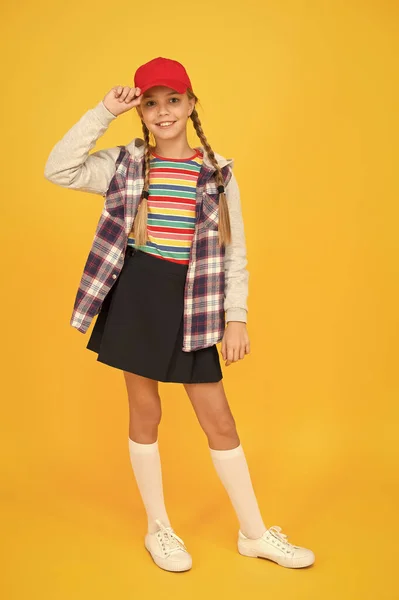 Concepto Tomboy. Edad adolescente. Chica adorable traje elegante adolescente. Cómodo atuendo. Traje moderno. Adolescente rebelde. Estilo callejero. Una colegiala genial. Diviértete chica carismática sobre fondo amarillo — Foto de Stock