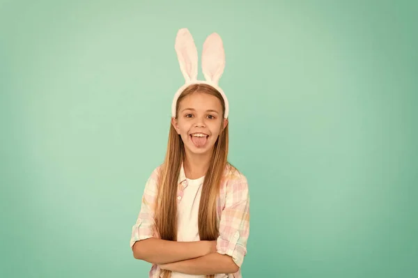 Modeaccessoar för påsk maskerad. Ser ganska i easter bunny klädsel. Söt liten flicka bär bunny öron pannband. Liten flicka barn visar tungan i easter bunny stil. Rolig cutie — Stockfoto