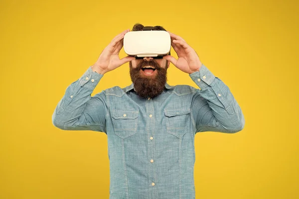 Ta technologie je tady. Hipster zkoumat VR technologie žluté pozadí. Vousáč nosí VR brýle. Technologie VR a budoucnost. Využití nové technologie — Stock fotografie