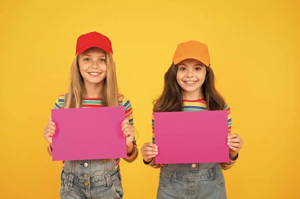 Kinderen galerie moderne kunst. Moderne kinderen met foto's. Liefdadigheids markt. Meisjes houden moderne poster blank roze papier vellen. Beste vrienden Kopieer ruimte. Visuele communicatie concept. Schilderijententoonstelling — Stockfoto