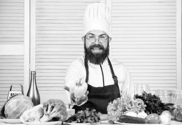 Bantning och ekologisk mat, vitamin. Hälsosam mat matlagning. Skäggig man laga mat i köket, kulinariska. Vegetarisk. Mogen kock med skägg. Kocken mannen i hatten. Hemlig smak recept. Mat dekoration — Stockfoto