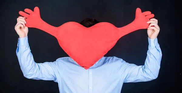 Valentim homem expressando amor em 14 de fevereiro. Homem insalubre com um grande coração vermelho. Doença de amor e problemas cardíacos. A ter ataque cardíaco e dor de cabeça. Ser amoroso. — Fotografia de Stock