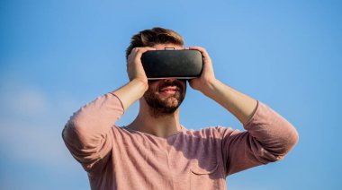 3D nesneler tasarlamak. Eğitici fütüristik program. Siber uzay. Sanal gerçeklik. Oyun online. Sanal gerçeklik gözlükleri. Kablosuz sanal gerçeklik gözlüklü adam. Artırılmış gerçeklik. Tasarımcı veya mühendis