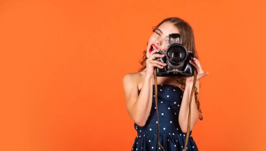 Güzel çocuk fotoğrafçısı, retro kamerayı tut. Gazetecilik benim gelecekteki kariyerim. Küçük muhabir fotoğraf çeker. Klasik kamera. Retro kameralı kız. çocukluk anılarını yakala. SLR kamera. Boşluğu kopyala