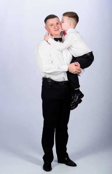 Traje de ropa formal de padre e hijo. Crecer caballero. La educación de los caballeros. Hijo pequeño siguiendo el ejemplo de los padres de un hombre noble. Vacaciones familiares. Relaciones de padre e hijo. La educación de los caballeros — Foto de Stock