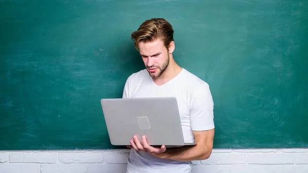 Toegang krijgen tot online onderwijs. terug naar school. Bedrijfskunde. college leraar gebruik computer technologie. student bij e-learning class. modern onderwijs online. man gebruik 4g internet om te studeren — Stockfoto