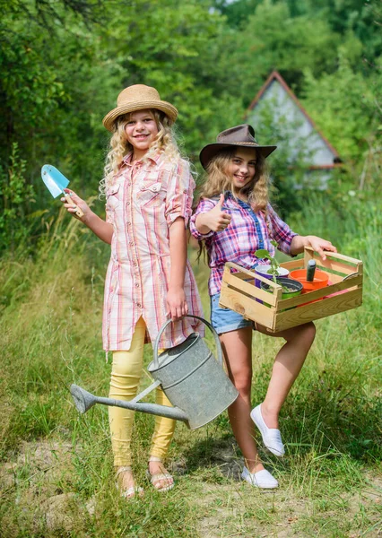 Virágokkal dolgozom. gazdálkodás és mezőgazdaság. Tavaszi vidék. A gyerekek kertészeti eszközöket tartanak. Földi nap. nyári családi farm. ökológia és környezetvédelem. kislányok farmer a faluban — Stock Fotó