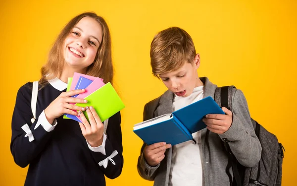 Livros de exercícios prontos para a escola. As crianças pequenas têm cadernos. Menina e menino com livros de atividades. Preparação de livros para estudar. Uma lição privada. Educação e estudo — Fotografia de Stock