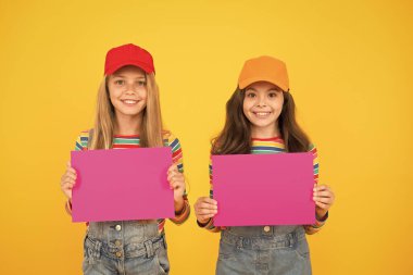 Çocuklar galeri modern sanat. Resimleri olan modern çocuklar. Hayır pazarı. Kızlar modern poster boş pembe kağıt levhalar tutun. En iyi arkadaşlar kopya alanı. Görsel iletişim kavramı. Resim sergisi