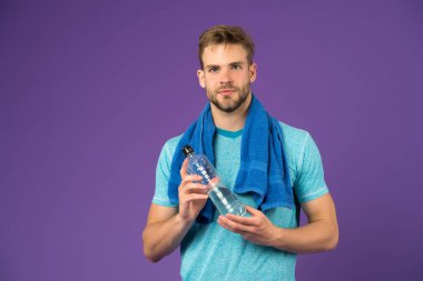 Susamış adam. Sporcu şişesi. Vücut sıvısı. Harika bir egzersizden sonra vitamin içeceğini tazeliyorum. Erkek atletik tutucu su şişesi. Yakışıklı sporcu su içer. Su dengesi. Daha iyi bir yaşam için spor