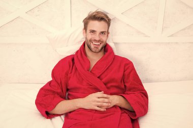 Banyo benim lüksüm. Sabahları banyo cübbesi giyen mutlu bir adam. Seksi adam banyodan sonra gülümsüyor. Banyo rahatlığı ve sağlığın tadını çıkarıyorum.