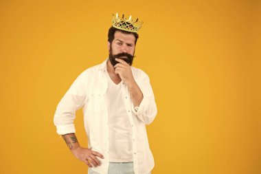 Üstünlük kompleksi. Kendini beğenmişlik hissi. Sorumluluk, kral olmaktır. Yakışıklı sakallı adam kralı. Narsist biri. Kendini sev. Kral tacı. Bencil bencil adam. Beyaz elbiseli sakallı adam.