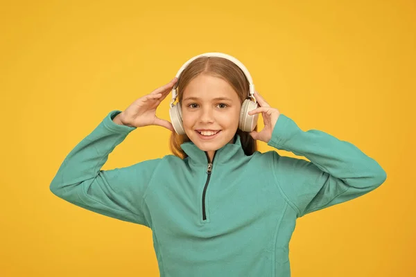 Enfrenta a música. Criança ouve música fundo amarelo. Criança pequena gosta de música tocando em fones de ouvido. Como música aos meus ouvidos — Fotografia de Stock