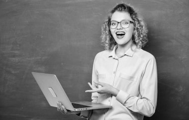 yeni proje çalışıyor. e-öğrenme. İnternet üzerinden eğitim. modern teknoloji. Modern okuldaki kız. Tahtadaki öğretmen kadın. dizüstü bilgisayar ile gözlük mutlu öğrenci. online eğitim. işletme okulu