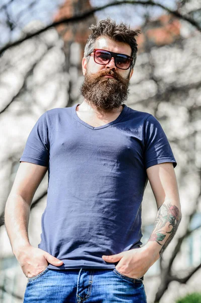 Homme barbu de lunettes de soleil fond nature. Homme barbu porter des lunettes de soleil modernes à la mode. Hipster confiant dans les lunettes de soleil sombres. Filtre UV. Homme barbu hipster brutal porter des lunettes de soleil de protection — Photo