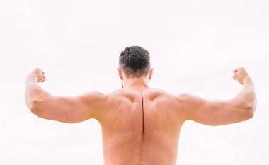 Ben her şeyi yapabilirim. Kaslı vücutlu bir adam. Adam ya da sporcu yumruklarla kollarını esnetiyor, arka görüşe. kaslı geri adam beyaz izole. Başarı kavramı. Güçlü kaslar ve güç