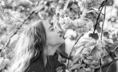 bahar çiçek çiçek küçük kız. kiraz çiçek mutlu kız. Sakura ağacı açıyor. yaz tatili. Çocukluk güzelliği. cilt bakım spa. Cilt için doğal kozmetik. çiçek kokusu, alerji. Bahar