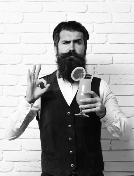 Poważny przystojny brodaty mężczyzna z długą brodą — Zdjęcie stockowe
