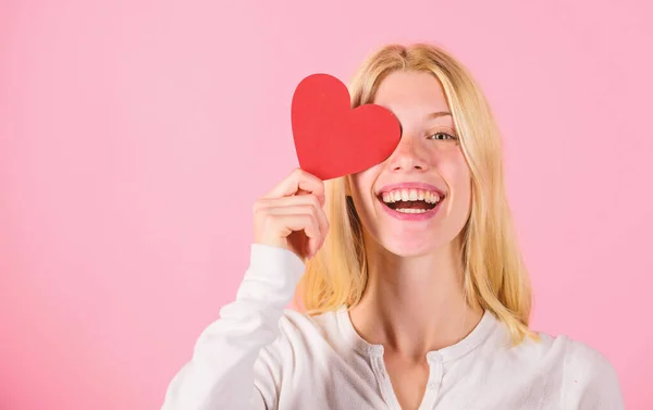 발렌타인 데이 전통적으로 여성을 위한 더 중요 한 것으로 보아 왔다. 여자는 사랑을 축 하 합니다. 소녀 사랑에 쾌활 한가. 그녀의 마음에 사랑 하는. 여자 잡고 마음 기호 사랑과 로맨틱 핑크 배경 — 스톡 사진