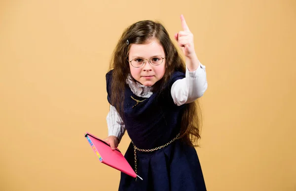 Carnet pour notes de journal. leçon d'étude. petite fille sérieuse veut être professeur. Travail à domicile. connaissance et éducation. Je retourne à l'école. petite fille avec dossier papier. Profiter de la vie universitaire — Photo