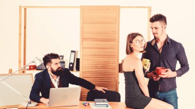 Flört ve baştan çıkarma. İş arkadaşınla kahve molası veriyorsun. Kadın iş arkadaşıyla flört ediyor. Çekici kadın, çalışan erkek iş arkadaşları. Ofis aşkı konsepti. Sıkı patron. İşçilerin dikkatini dağıtıyor.