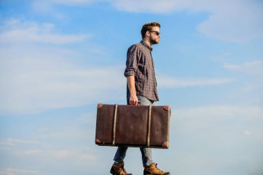 Eşyalarını bagajda taşıyan bir adam. İş gezisi. Yakışıklı bir gezgin. Bagajla seyahat et. Tatil zamanı. Klasik valizli bir adam. Bagaj konsepti. Seyahat acentesi. Seyahat blogçusu