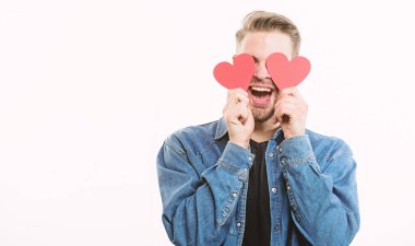 Romantik kutlama Sevgililer günü için fikirler. Romantik sembol. Romantik maço. Adam iyi tutun kalp beyaz arka plan bakımlı. Sakallı Sevgililer günü kutlamak. Sevgi ve romantik kavramı