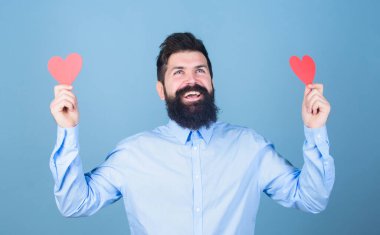 Sakallı ve bıyıklı, romantik bir adam. Sevgiyi hissetmek. Çıkma ve ilişki kavramı. Aşkta mutlu. Âşık olmak. Sevgililer günü kartı olan sakallı bir hippi. Aşkı kutla.