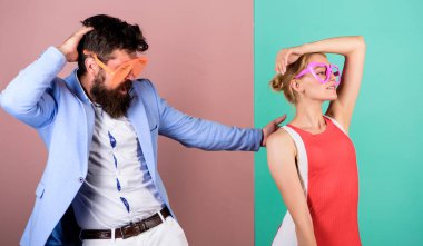 Biraz eğlence ekle. Arkadaşlık. Birlikte kutlayalım. Ofis partisi. En iyi arkadaş ilişkileri. hippi adam ve kız parti gözlükleri. Sakallı adam ve güzel kadın. Parti eğlencesi. Birbirine aşık çiftler