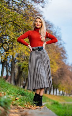 Bu benim sonbahar stilim. Kıyafet özellikleri. Eteği olmalı. Moda kızı Midi eteği giyer. Pileli etek koleksiyonu. Sarışın, rahat kıyafet doğasını sever. İlham verici bir kıyafet. Kadınlık doğal güzellik