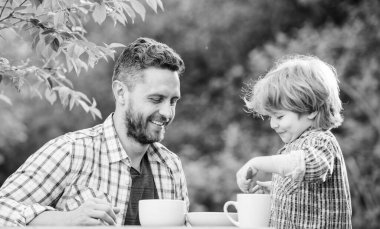 organik ve doğal gıda. babası ile küçük bir çocuk. sağlıklı gıda. Aile günü bağı. Baba ve oğlu açık yemek. birlikte yemeyi seviyorlar. Hafta sonu kahvaltısı. Aile günü. Aile gelenekleri