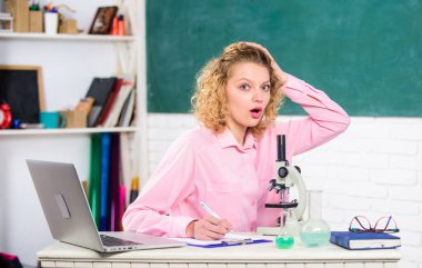 Resmi eğitim. Öğretmenler günü. Öğretmenlik zor ama çok tatmin edici bir meslek. Sürekli yeni yetenekler öğreniyor. Sınıftaki sevimli öğretmen kız. Öğretmen güzel kadın eğitim sürecinin tadını çıkarıyor