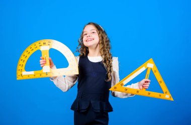 Okul eğitimi konsepti. Matematik öğren. Teoriler ve aksiyomlar. Zekice ve zekice bir fikir. Boyut ve boyut. Büyük cetveli olan kız. Öğrenci geometri okuyor. Çocuk okulu üniforması. Cetvel.