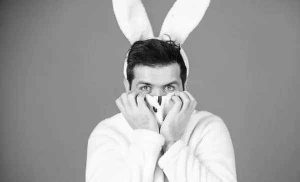 Какой-то кролик любит тебя. Человек с кроличьими ушами. Пасхальный заяц. Бородач в костюме пасхального кролика. Счастливого хипстера, одетого на пасхальную вечеринку. Празднование весны, новой жизни и плодородия. Весенний праздник — стоковое фото