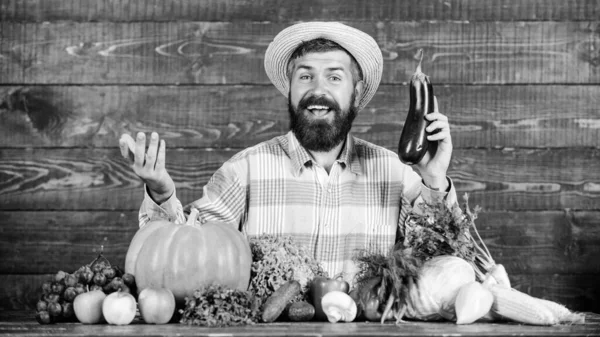 Concepto de horticultura orgánica. Cultivos orgánicos. Comida orgánica de cosecha propia. Hombre con barba fondo de madera. Agricultor con verduras orgánicas. Jardinería y sistemas de cultivo prescriben técnicas específicas —  Fotos de Stock