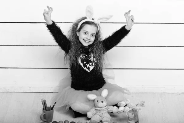 Gelukkig meisje met paashaas speelgoed, potlood, tulp bloemen, eieren — Stockfoto