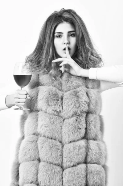 A mulher gosta de vinho. Conceito de edonismo. Lady penteado encaracolado gosta de vinho de luxo caro. Razões para beber vinho tinto no inverno. Menina moda maquiagem usar casaco de pele segurar copo de vinho. Álcool e tempo frio — Fotografia de Stock