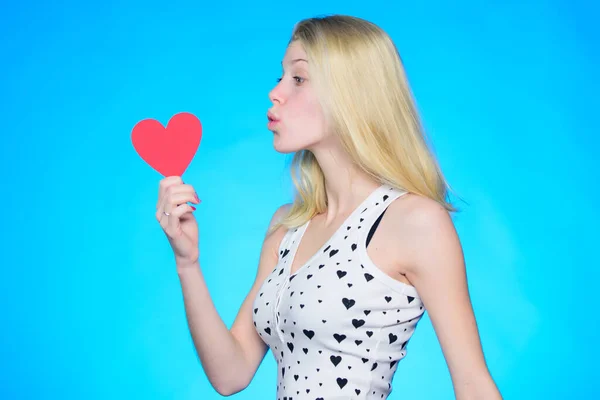 Menina de humor romântico sonho sobre data. Amor e romance. Mulher menina alegre segurar coração namorados decoração. Dia dos Namorados desconto. Dia dos Namorados às compras. Celebre o dia dos namorados. Louco de amor — Fotografia de Stock