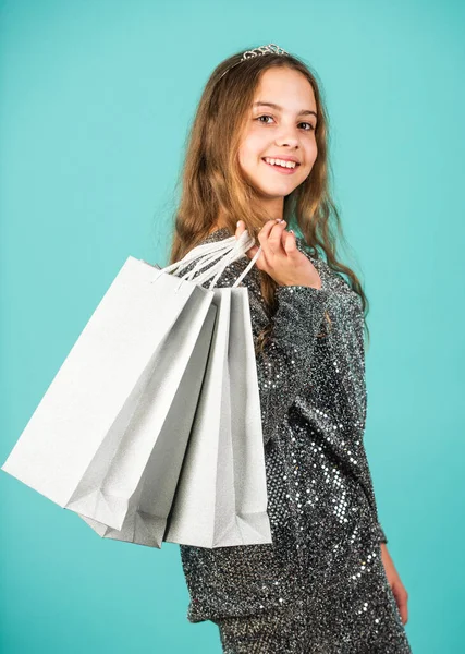 Ventas y descuentos. Niña pequeña con bolsas de compras. Feliz niña. Niña con regalos. Concepto de consumismo. Moda rápida. Prepárate para la fiesta. Centro comercial. Ahorro de compra vacaciones. Compras caseras —  Fotos de Stock