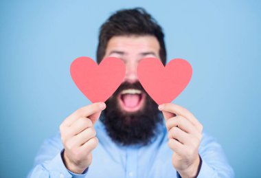 Sevgiyi hissetmek. Çıkma ve ilişki kavramı. Aşkta mutlu. Aşk inanılmazdır. Sevgililer günü kartı olan sakallı bir hippi. Aşkı kutla. Sakallı, bıyıklı, romantik bir adam.