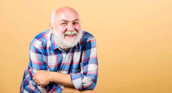 Seniorenunterhaltung. Älterer Spaß. Der bärtige Senior-Hipster mit positivem Gesichtsausdruck. Spaß haben. Freizeit im Ruhestand. Mann senior fröhlich emotional lächelnder Opa im karierten Hemd — Stockfoto