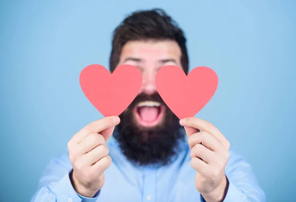 Sentir amor. Namoro e relações conceito. Feliz no amor. O amor é incrível. Homem hipster barbudo com cartão de Dia dos Namorados. Celebra o amor. Cara atraente com barba e bigode no humor romântico — Fotografia de Stock