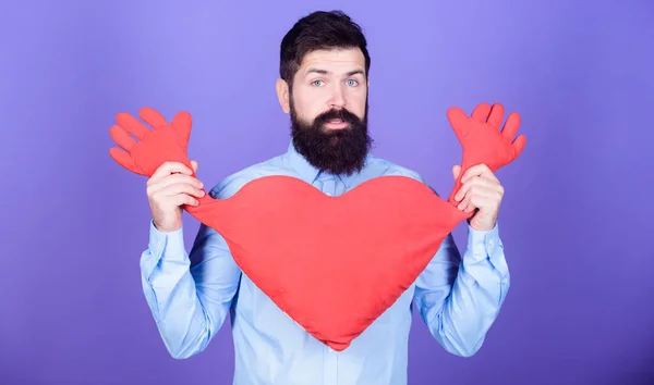 Um tipo com barba e bigode apaixonado e romântico. Sentir amor. Namoro e relações conceito. Feliz no amor. Toque físico. Abraços grátis. Homem barbudo hipster abraçar coração. Celebre o dia dos namorados — Fotografia de Stock